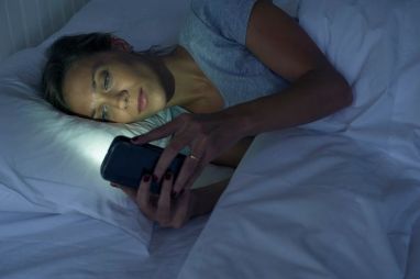 Woman-on-phone-in-bed